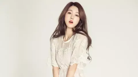 海滩退潮生蚝遍地捡拾